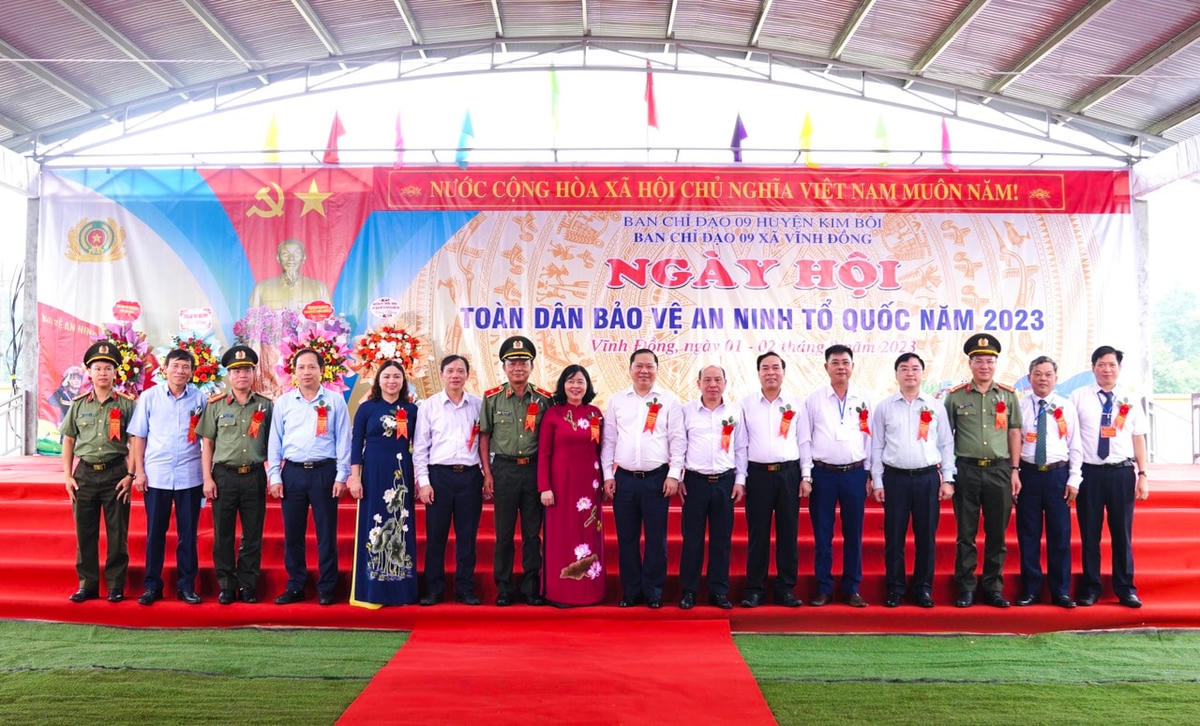 Các đại biểu chụp ảnh lưu niệm tại Ngày hội Toàn dân bảo vệ an ninh Tổ quốc.