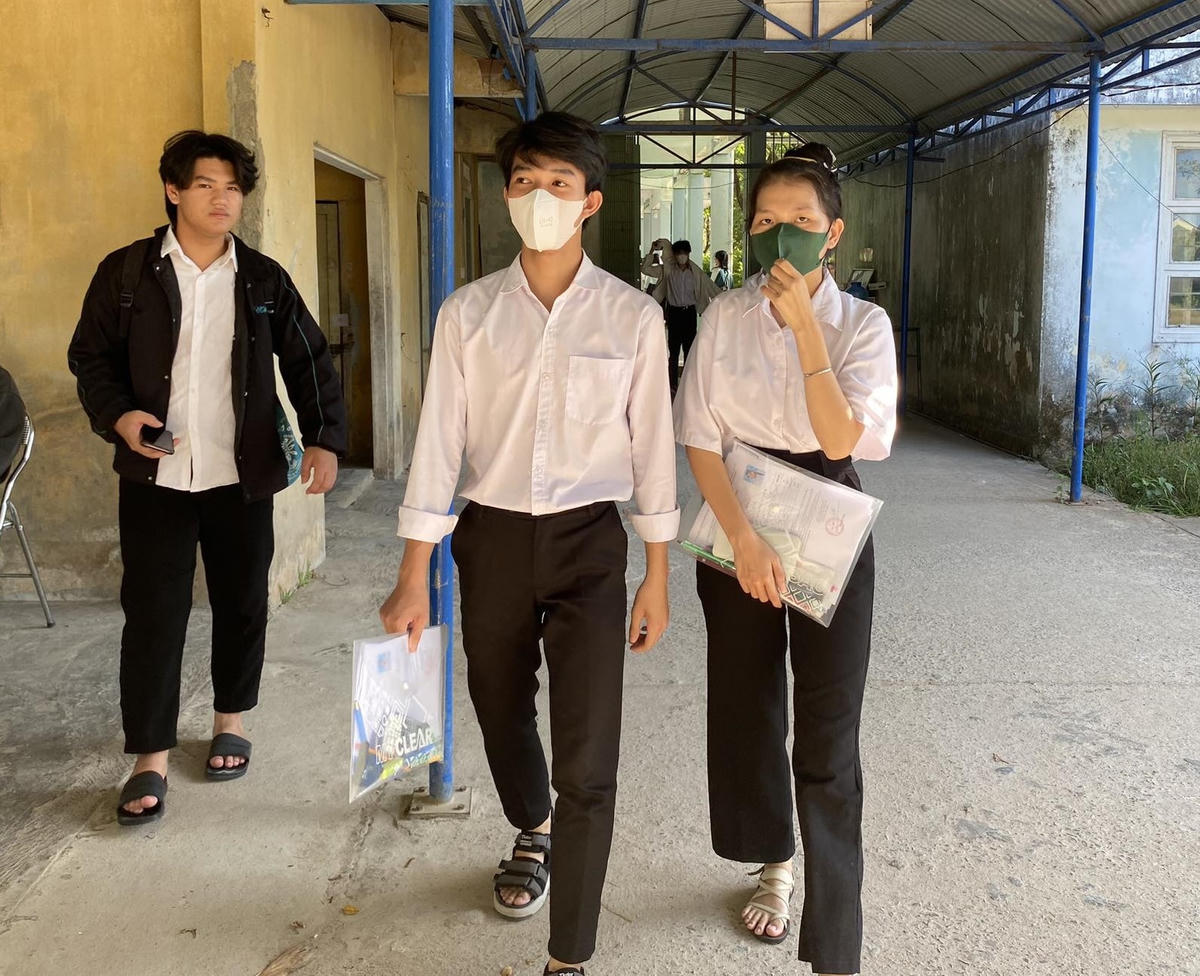 Thí sinh Trường Cao Bá Quát hoàn thành bài thi môn Toán.