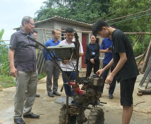 Ông Vi Nông Trường, Phó Bí thư Huyện ủy, Chủ tịch UBND huyện làm trưởng đoàn đã kiểm tra việc thực hiện các mô hình, dự án thuộc các Chương trình mục tiêu Quốc gia năm 2023 trên địa bàn xã Bắc Thủy. Ảnh: chilang.langson.gov.vn