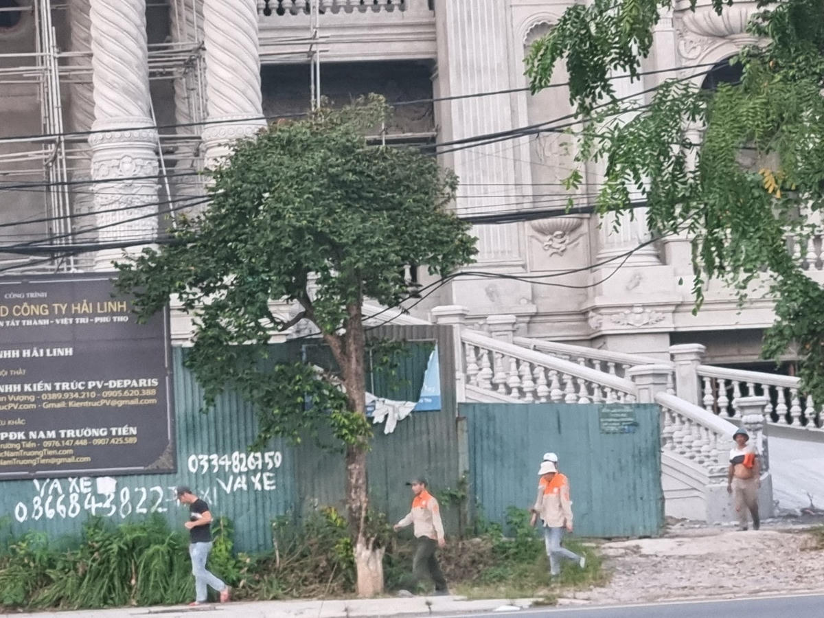 Hiện, hàng ngày vẫn có hàng chục thợ thi công, hoàn thiện công trình. Ảnh: Ngô Hùng