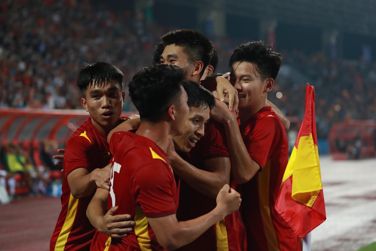 Đồng đội chia vui với Hùng Dũng.