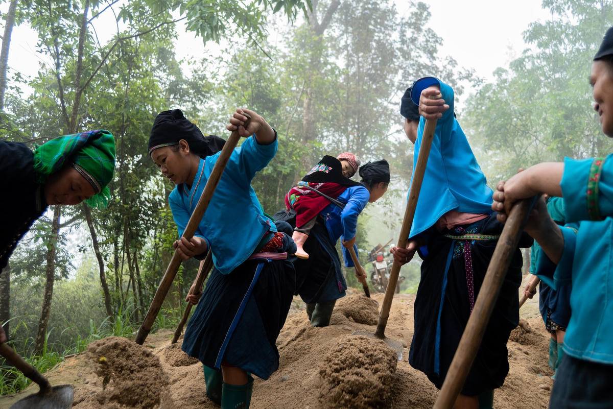 Buổi lao động diễn ra vào sáng Chủ nhật, với sự tham gia đầy đủ của người dân trong thôn, trong đó bao gồm phụ huynh có con em theo học tại ngôi trường.  