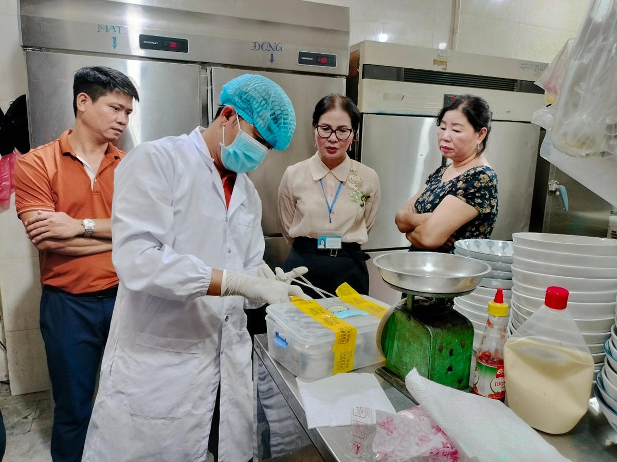 Lấy mẫu để xét nghiệm làm rõ nguyên nhân.