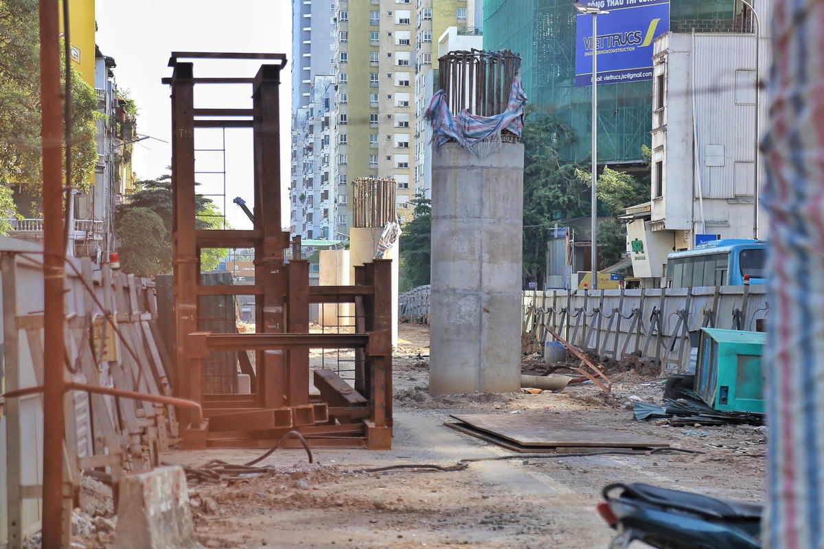 Hà Nội: Dự án cầu vượt chữ C ngổn ngang 'lụt' tiến độ ùn tắc liên miên