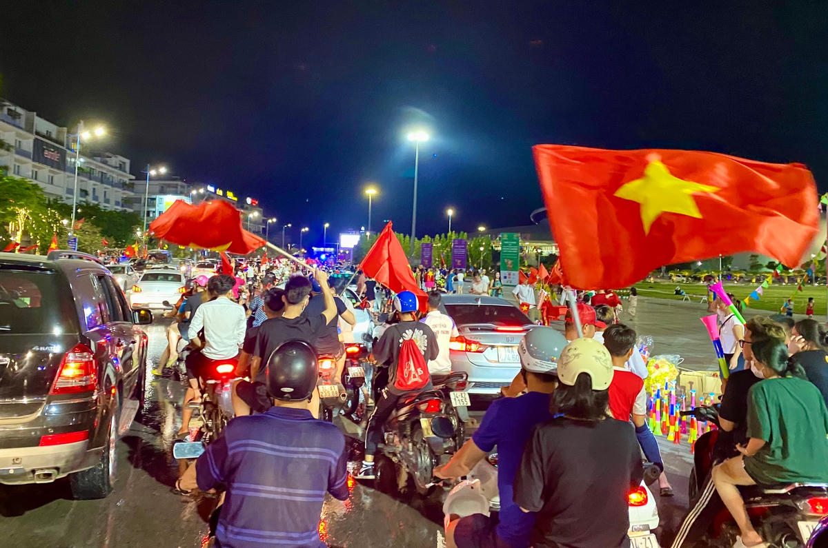 Người dân tràn xuống các tuyến phố trung tâm TP Hạ Long để "đi bão".