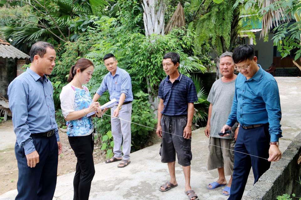 Hội đồng bồi thường, hỗ trợ tái định cư huyện Can Lộc tập trung kiểm đếm, GPMB tại xã Quang Lộc. Ảnh: V.C