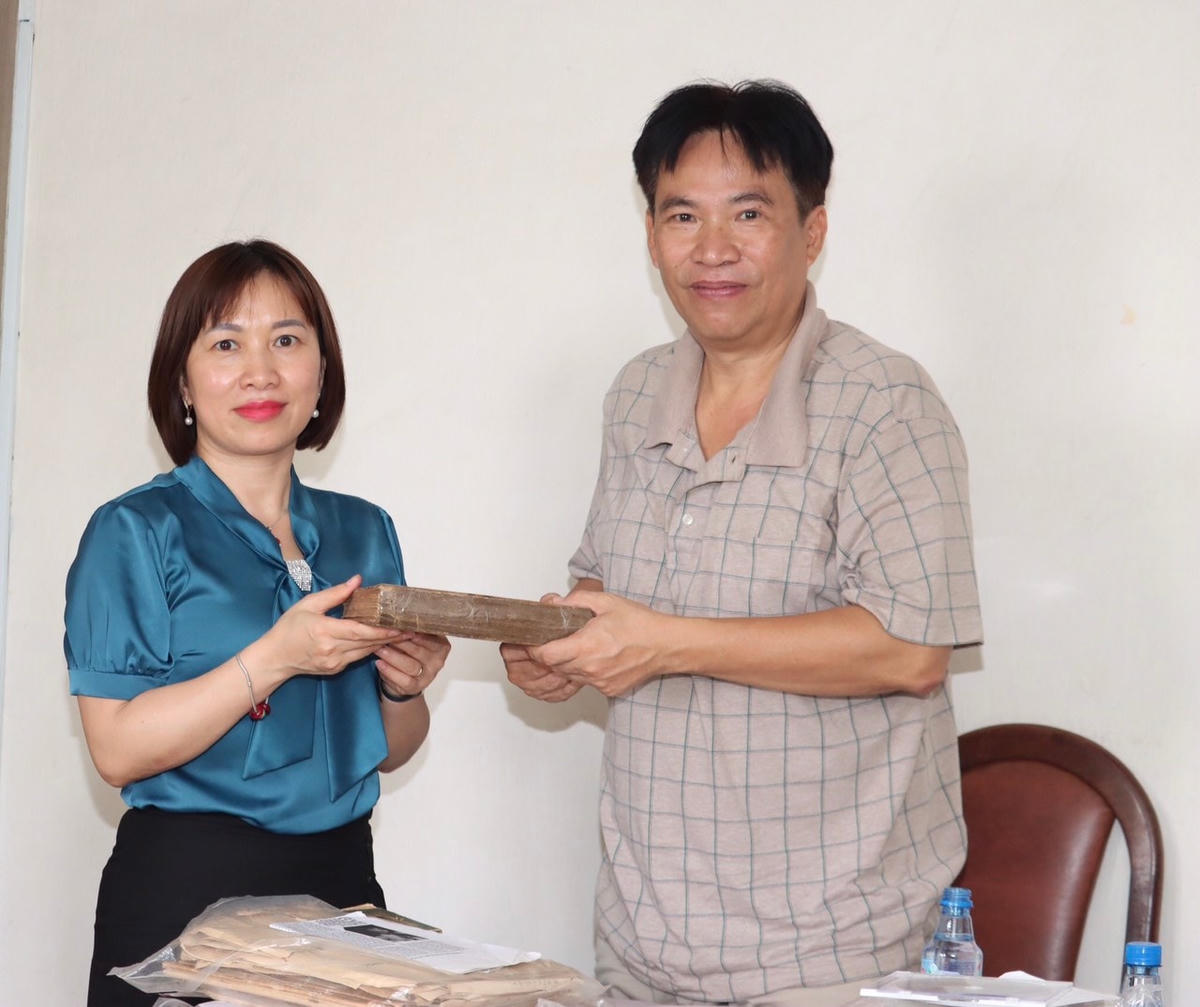 Anh Trần Xuân Thắng, con trai Liệt sĩ Trần Quang Long trao tặng kỷ vật cho Bảo tàng Mặt trận Tổ quốc Việt Nam.