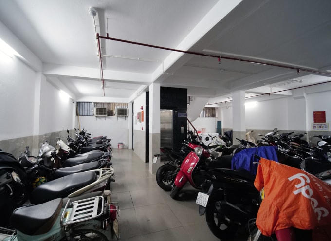 Xe máy và xe đạp điện để ở tầng 1 một căn hộ chung cư mini tại quận Thanh Xuân. Ảnh: Ngọc Thành.  