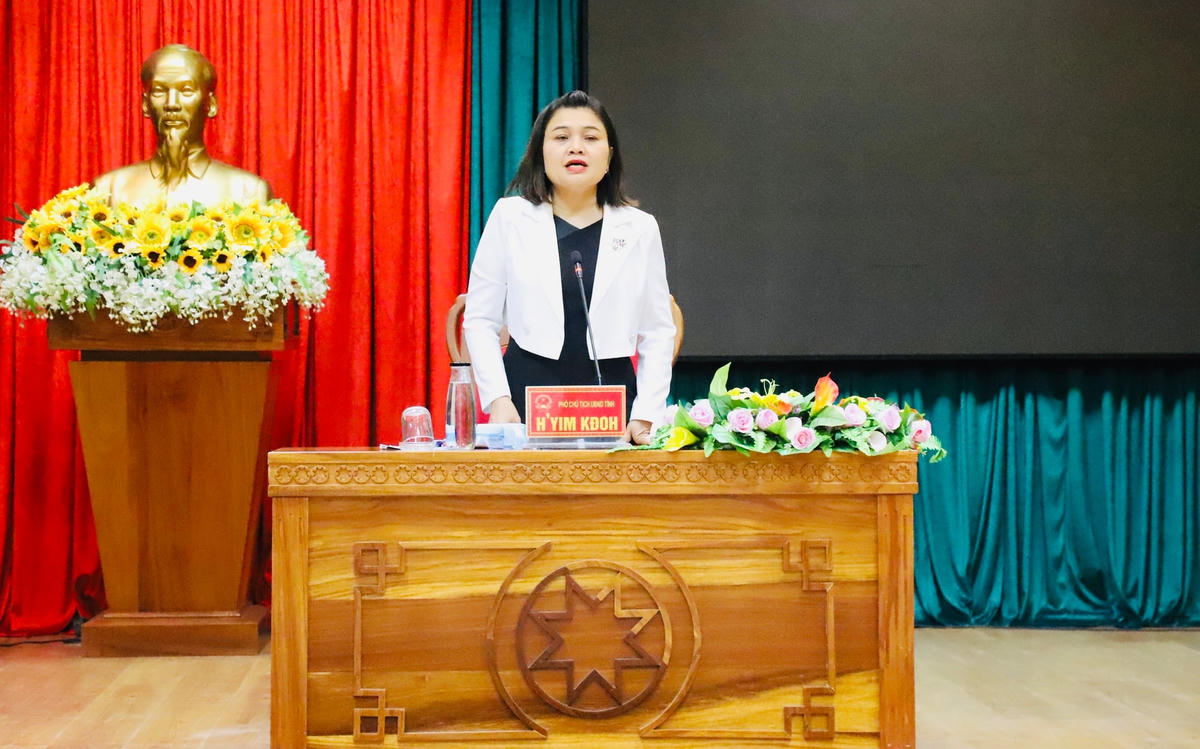 Bà H’Yim Kdoh, Phó Chủ tịch UBND tỉnh Đắk Lắk phát biểu kết luận cuộc họp.