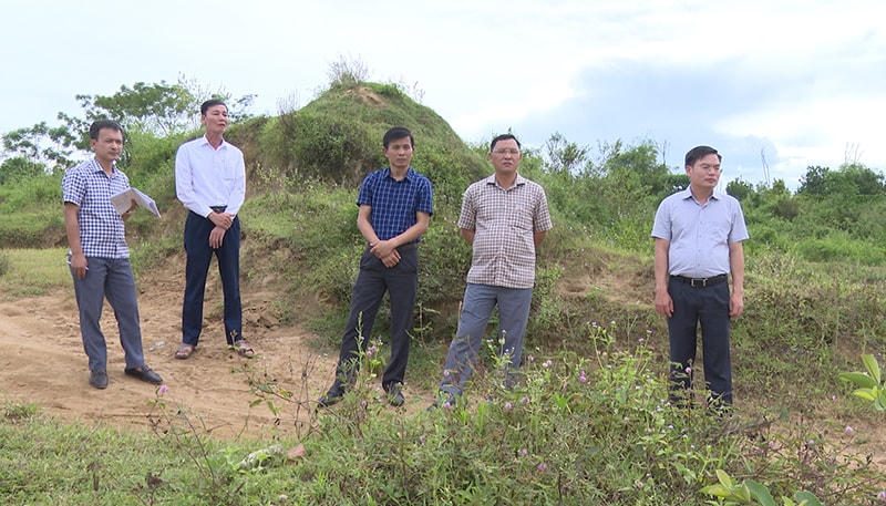 Để chấn chỉnh và xử lý nghiêm tình trạng này, Chủ tịch UBND huyện Thọ Xuân đã chỉ đạo phòng TNMT tổ chức làm việc với Công ty Cổ phần Ngọc Tân Bình để xác định cụ thể ranh giới bãi tập kết đã được tỉnh cấp, yêu cầu Công ty quản lý theo quyết định của UBND tỉnh giao. Ngoài ra, giao phòng Nội vụ tiến kiểm điểm trách nhiệm tập thể, cá nhân tại xã Xuân Hồng và các phòng, ngành, đơn vị có liên quan đã để xảy ra tình trạng khai thác cát trái phép, thực hiện ngay các biện pháp xử lý, có giải pháp kiên quyết ngăn chặn vi phạm, tuyệt đối không được để tình trạng khai thác cát trái phép tái diễn.