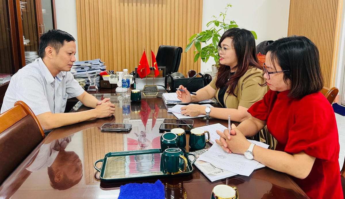 Phóng viên Báo Đại Đoàn Kết làm việc với ông Phạm Trung Nghĩa, Phó Bí thư Huyện ủy, Chủ tịch UBND huyện Buôn Đôn.