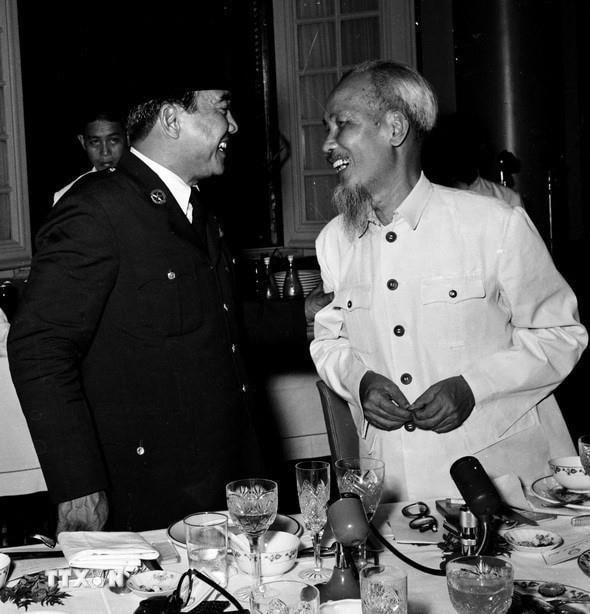 Chủ tịch Hồ Chí Minh với Tổng thống Indonesia Sukarno sang thăm hữu nghị Việt Nam (24/6/1959). (Ảnh: TTXVN)