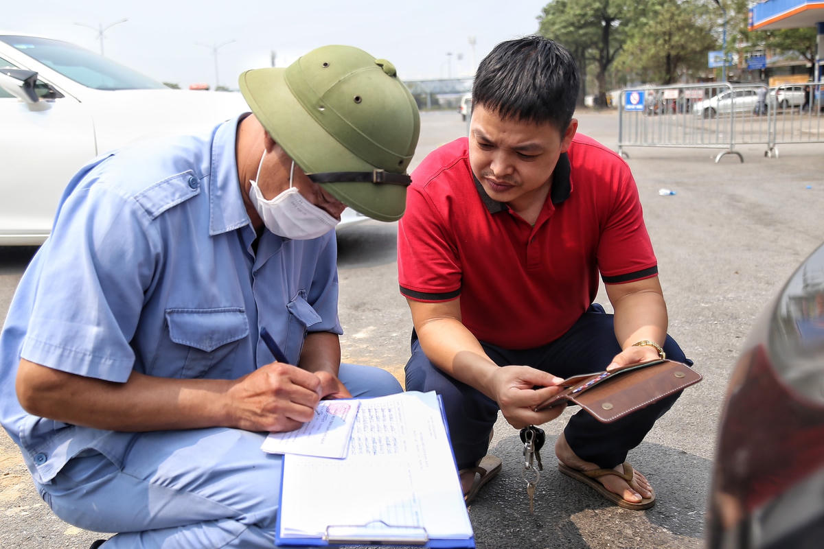 Do lượng xe đến đăng kiểm rất lớn, tài xế được phát phiếu hẹn chờ đến ngày xe được đăng kiểm.