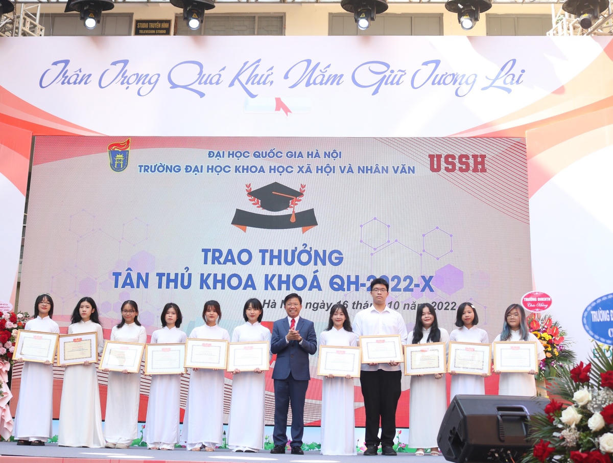Hiệu trưởng nhà trường khen thưởng cho sinh viên đạt thành tích trong rèn luyện và học tập.