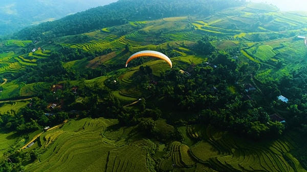 Bay cùng dù lượn để được khám phá đầy đủ nhất cảnh sắc phong phú nơi đây sẽ là trải nghiệm tuyệt vời không thể quên khi đến với Hồng Thái, Na Hang.