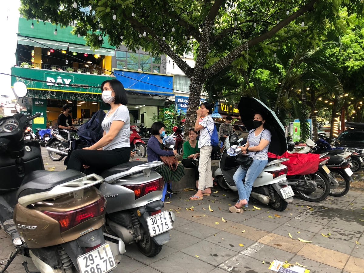 Phụ huynh thấp thỏm chờ bên ngoài.