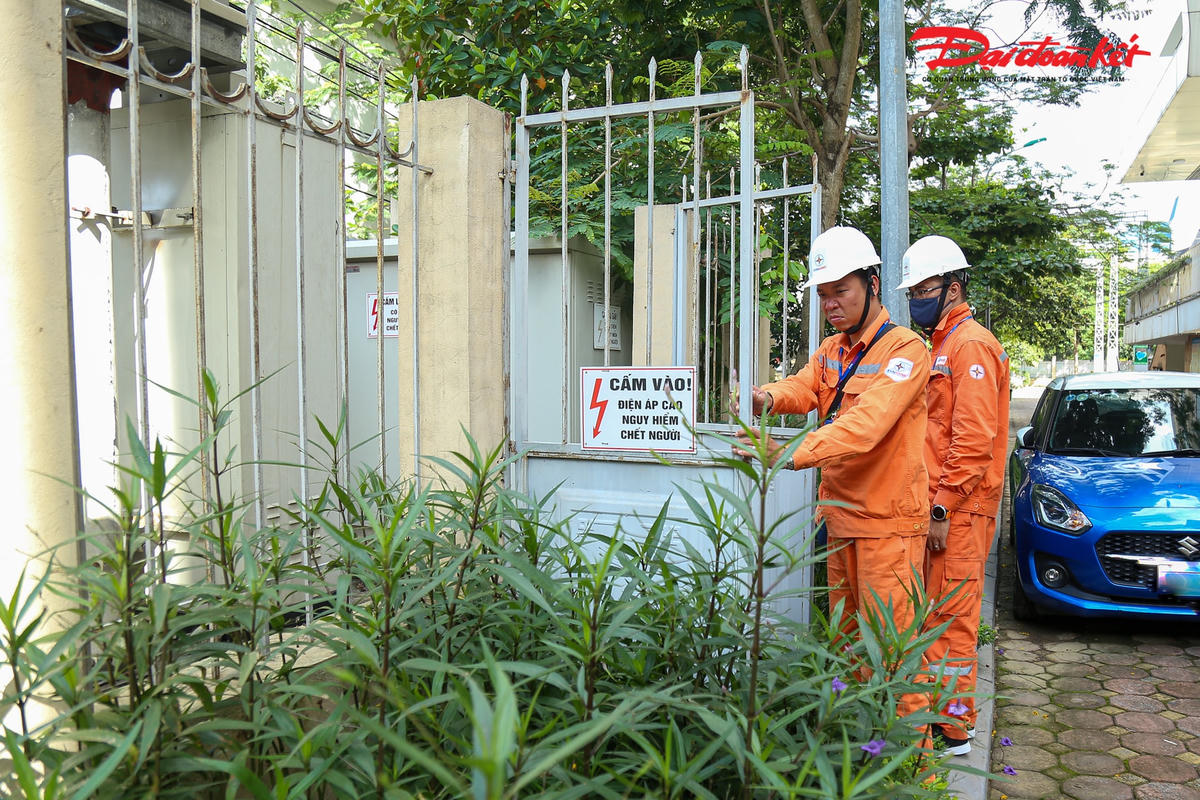 Là nơi có 8 hội đồng thi, Công ty Điện lực Nam Từ Liêm đã tiến hành rà soát, kiểm tra hành lang an toàn đường dây và các trạm biến áp không để xảy ra sự cố trong thời gian thi tuyển , lập lịch trực tổng sô 222 ca trực đảm bảo điện.
