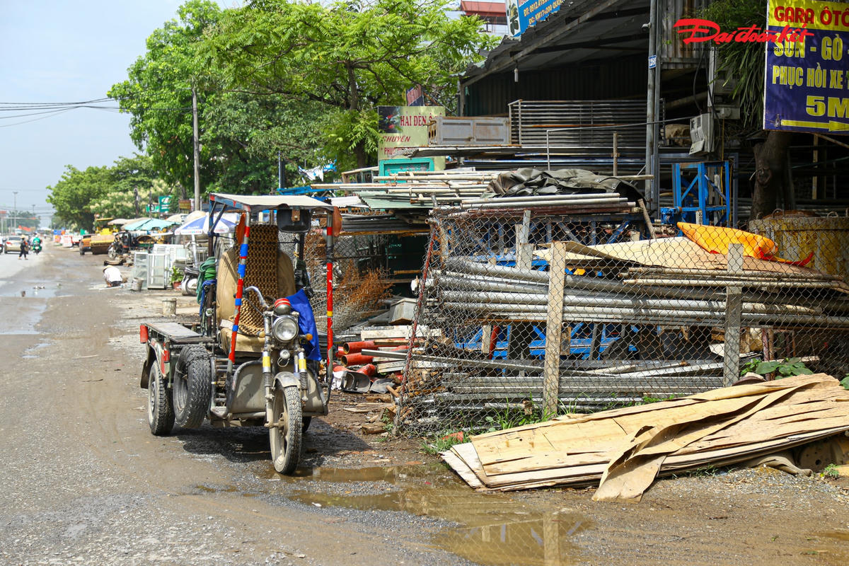 Theo Chủ tịch UBND TP Hà Nội Chu Ngọc Anh thời gian qua, trên địa bàn TP Hà Nội xảy ra một số vụ việc vi phạm trật tự, an toàn giao thông liên quan đến xe thô sơ, xe cơ giới 3 bánh, xe tự chế, các phương tiện giao thông chở hàng hóa cồng kềnh, gây hậu quả nghiêm trọng.