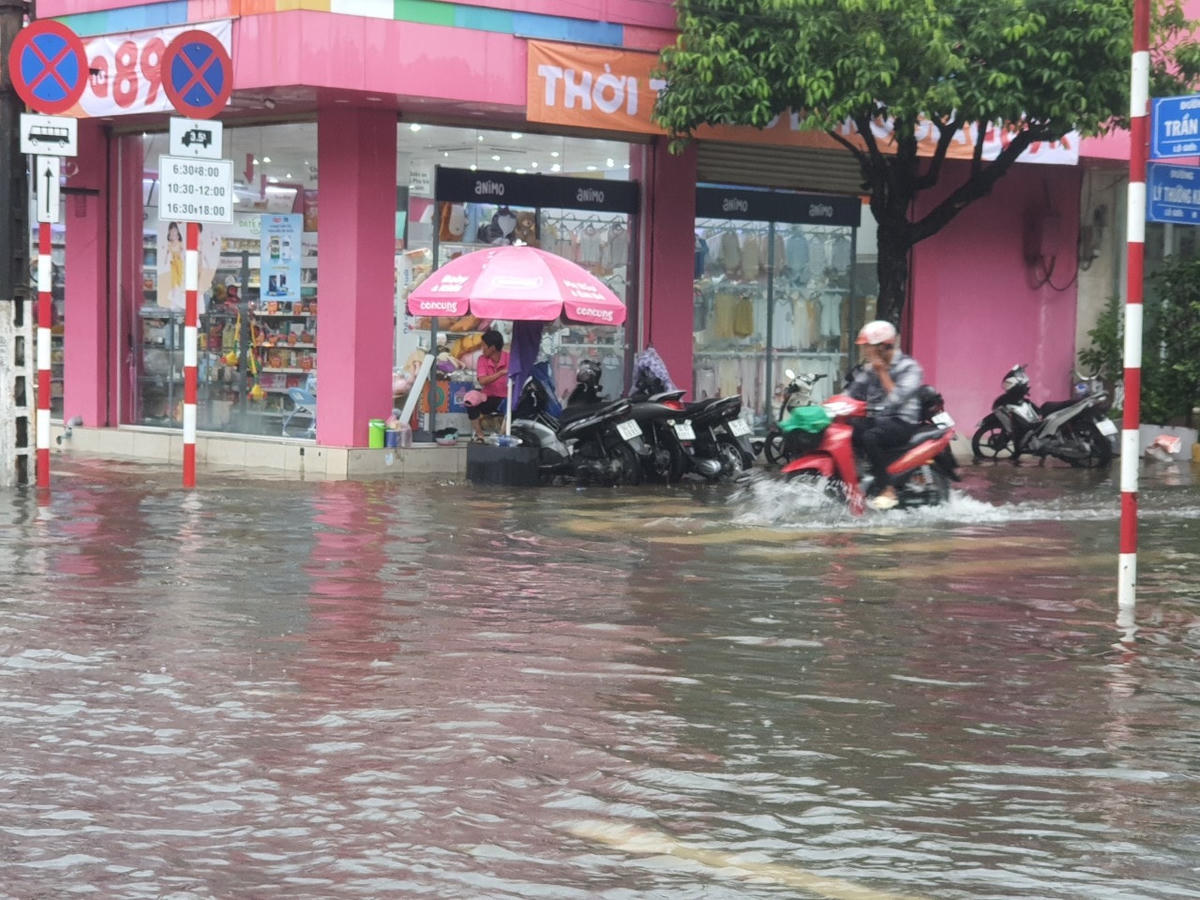 Mưa lớn kéo dài khiến nhiều tuyến đường trong nội ô TP Bạc Liêu bị ngập sâu.