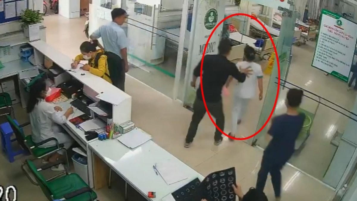 Nam thanh niên đánh vào vai nữ điều dưỡng để hối điều trị cho cháu.