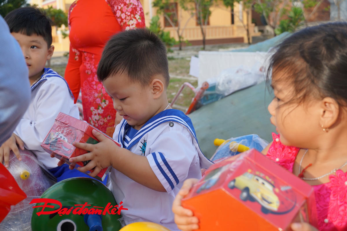 Những món quà chở đầy yêu thương từ đất liền đã đến tay những công dân “nhí” trên các đảo thuộc quần đảo Trường Sa, huyện Trường Sa, tỉnh Khánh Hòa. Ảnh: Mạnh Thìn.