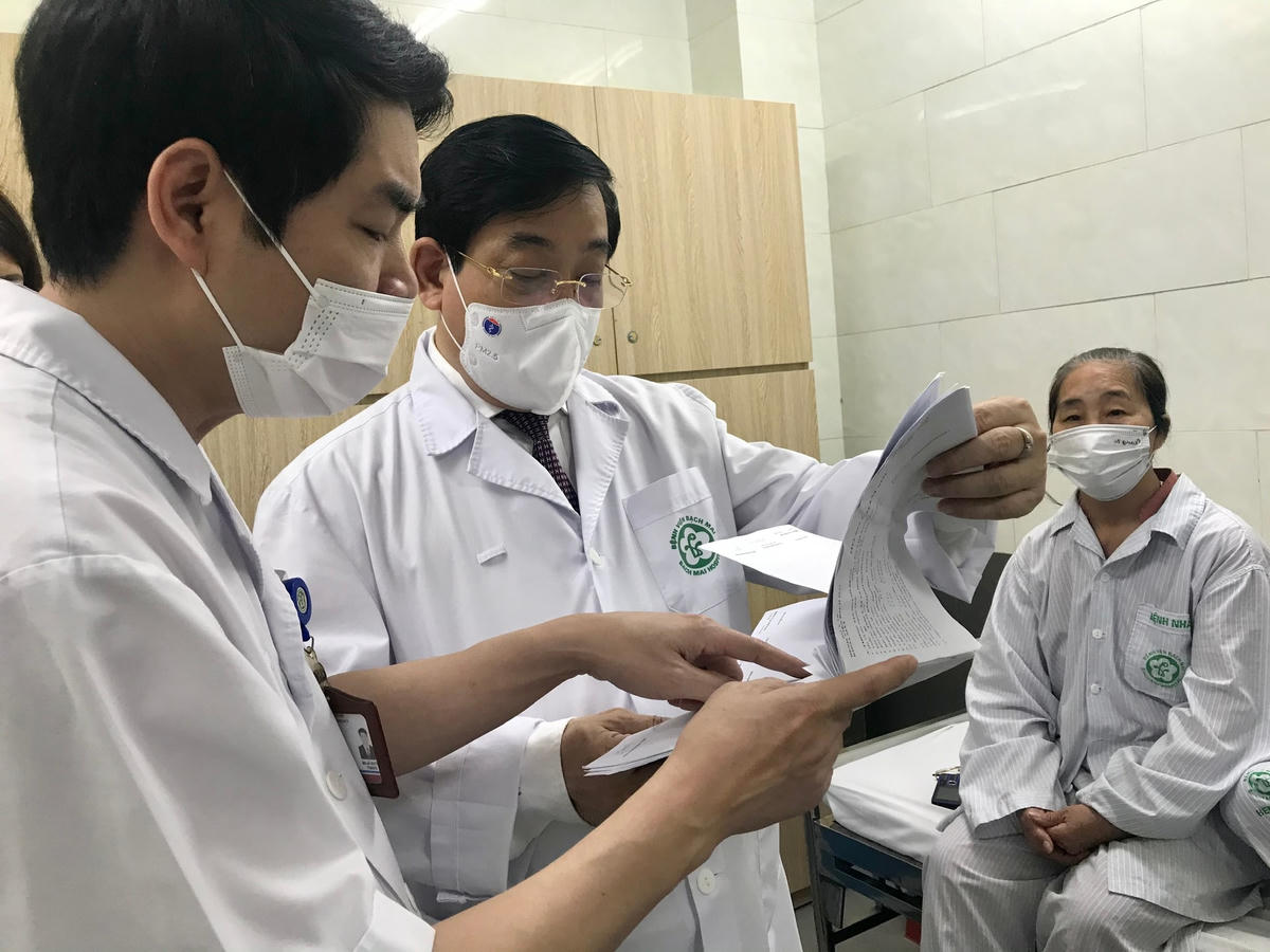 Thăm khám cho người bệnh. Ảnh: TL.