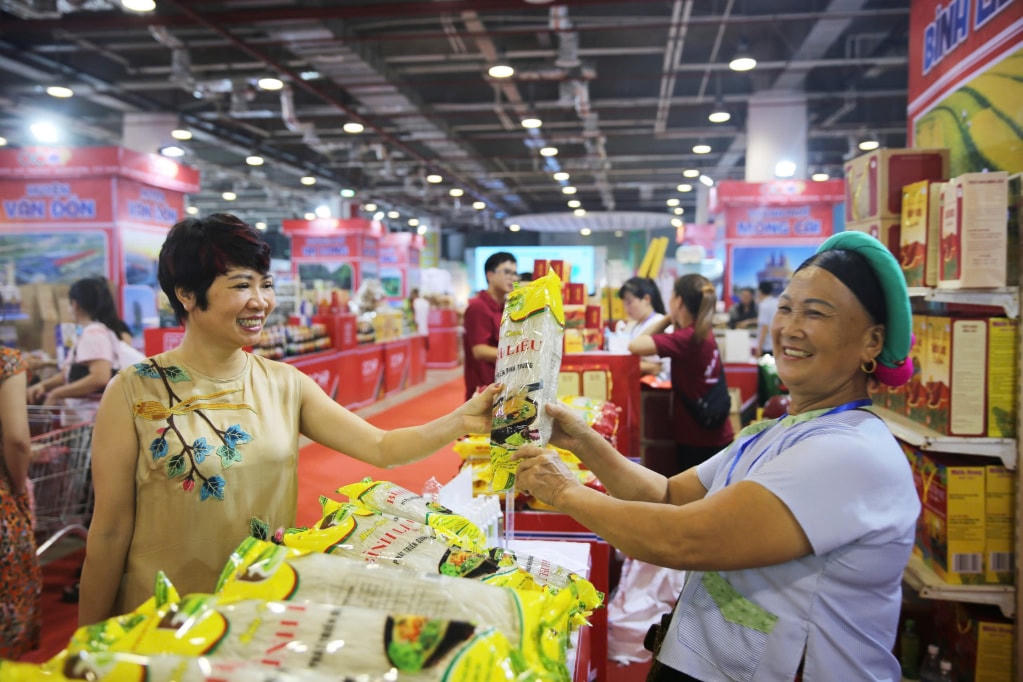Hội chợ OCOP khu vực Đông Bắc – Quảng Ninh 2024 là địa chỉ mua sắm tin cậy, điểm đến hấp dẫn du khách, đáp ứng nhu cầu của người dân trải nghiệm, mua sắm trong kỳ nghỉ lễ.
