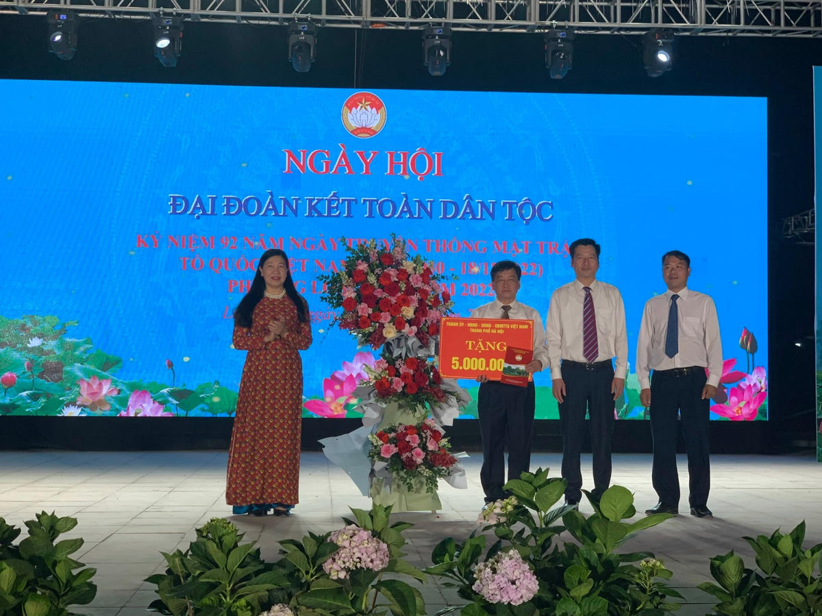 Bà Nguyễn Lan Hương tặng qua chúc mừng ngày hội phường Long Biên.