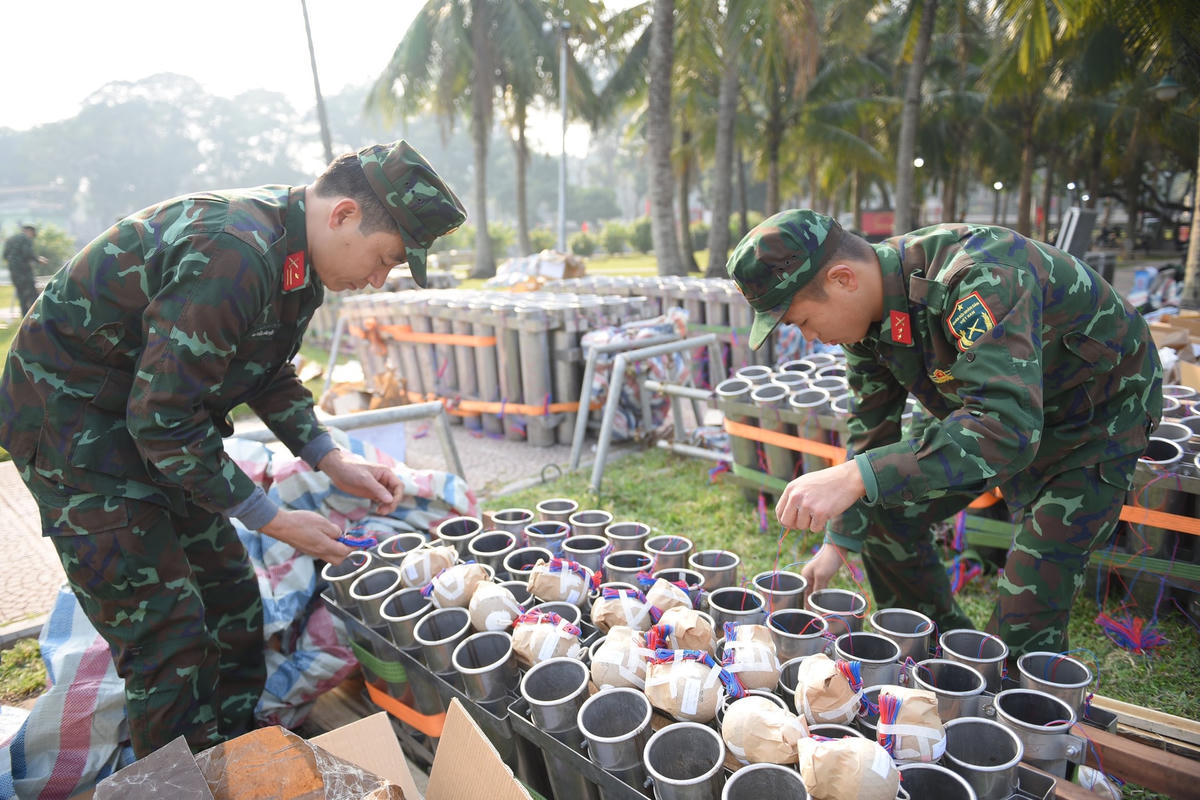 Dàn ống thép được xếp thành từng cụm, gia cố chặt chẽ trong quá trình bắn pháo hoa.