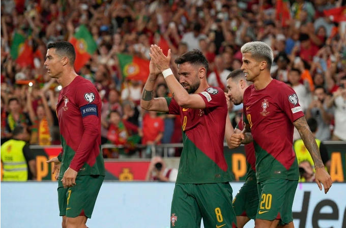 Bruno Fernandes tỏa sáng trong chiến thắng của Bồ Đào Nha (Ảnh: AP).