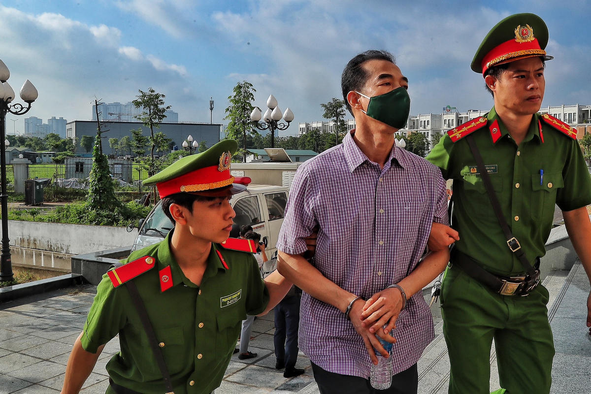  Điển hình như bị cáo Tô Anh Dũng, cựu Thứ trưởng Bộ Ngoại giao nhận hối lộ 37 lần với tổng số 21,5 tỉ đồng; Nguyễn Thị Hương Lan nhận 32 lần với tổng số hơn 25 tỉ đồng; Nguyễn Quang Linh nhận 5 lần với tổng số hơn 4,2 tỉ đồng; Chử Xuân Dũng nhận 7 lần với tổng số hơn 2 tỉ đồng; Trần Văn Tân, cựu Phó chủ tịch UBND tỉnh Quảng Nam, nhận 9 lần với tổng số 5 tỉ đồng; Vũ Hồng Nam, cựu Đại sứ Việt Nam tại Nhật Bản, nhận 2 lần với tổng số hơn 1,8 tỉ đồng…