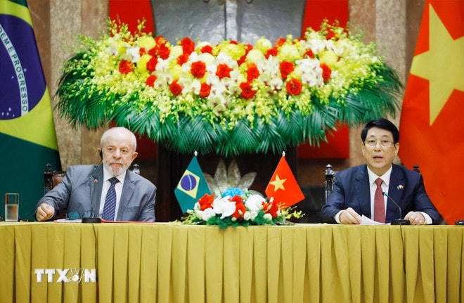 Chủ tịch nước Lương Cường và Tổng thống Cộng hòa Liên bang Brazil Luiz Inácio Lula da Silva gặp gỡ phóng viên các cơ quan thông tấn, báo chí. (Ảnh: Lâm Khánh/TTXVN) ttxvn-chu-tich-nuoc-va-tong-thong-brazil-chung-kien-le-trao-van-kien-hop-tac-15.jpg