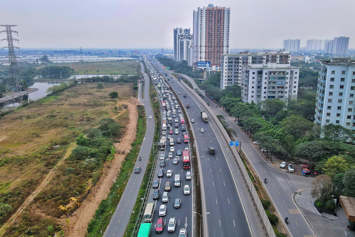 Tại cao tốc Pháp Vân - Cầu Giẽ các phương tiện ùn ứ dài hàng trăm mét di chuyển khó khăn.