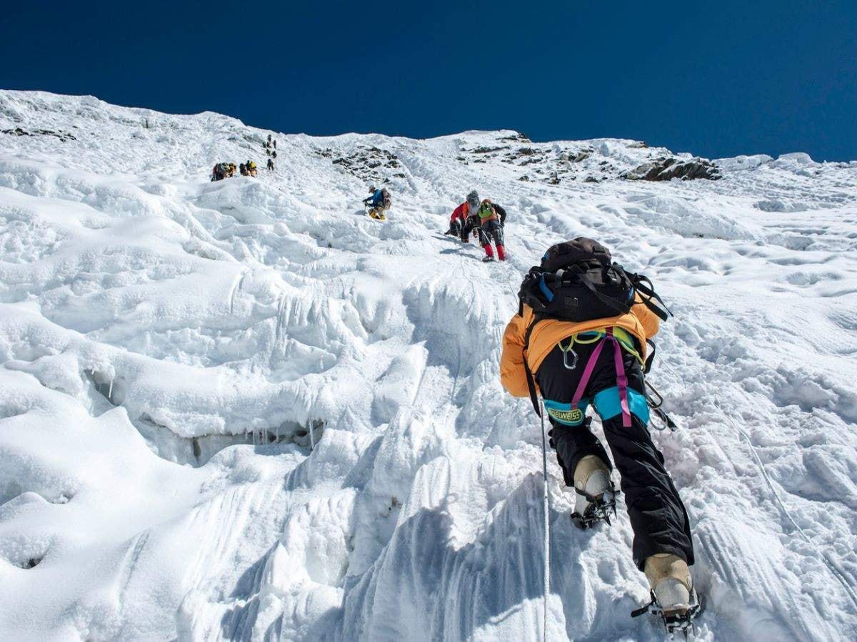 Các nhà leo núi trên đường chinh phục đỉnh Everest.  