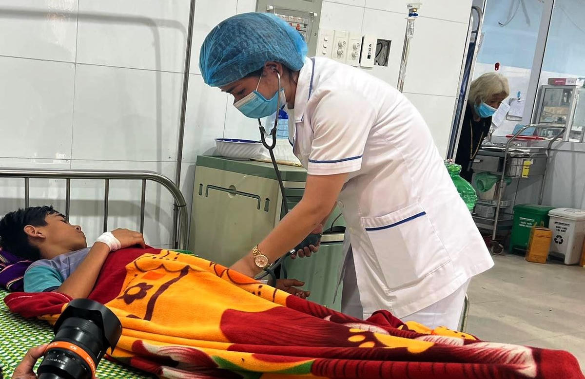 Bác sĩ đang điều trị cho em Đ. 