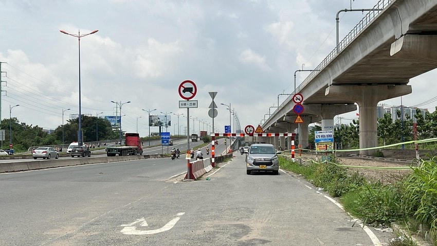Lối vào cầu đã bị chặn, ô tô phải đi vòng quay lại.