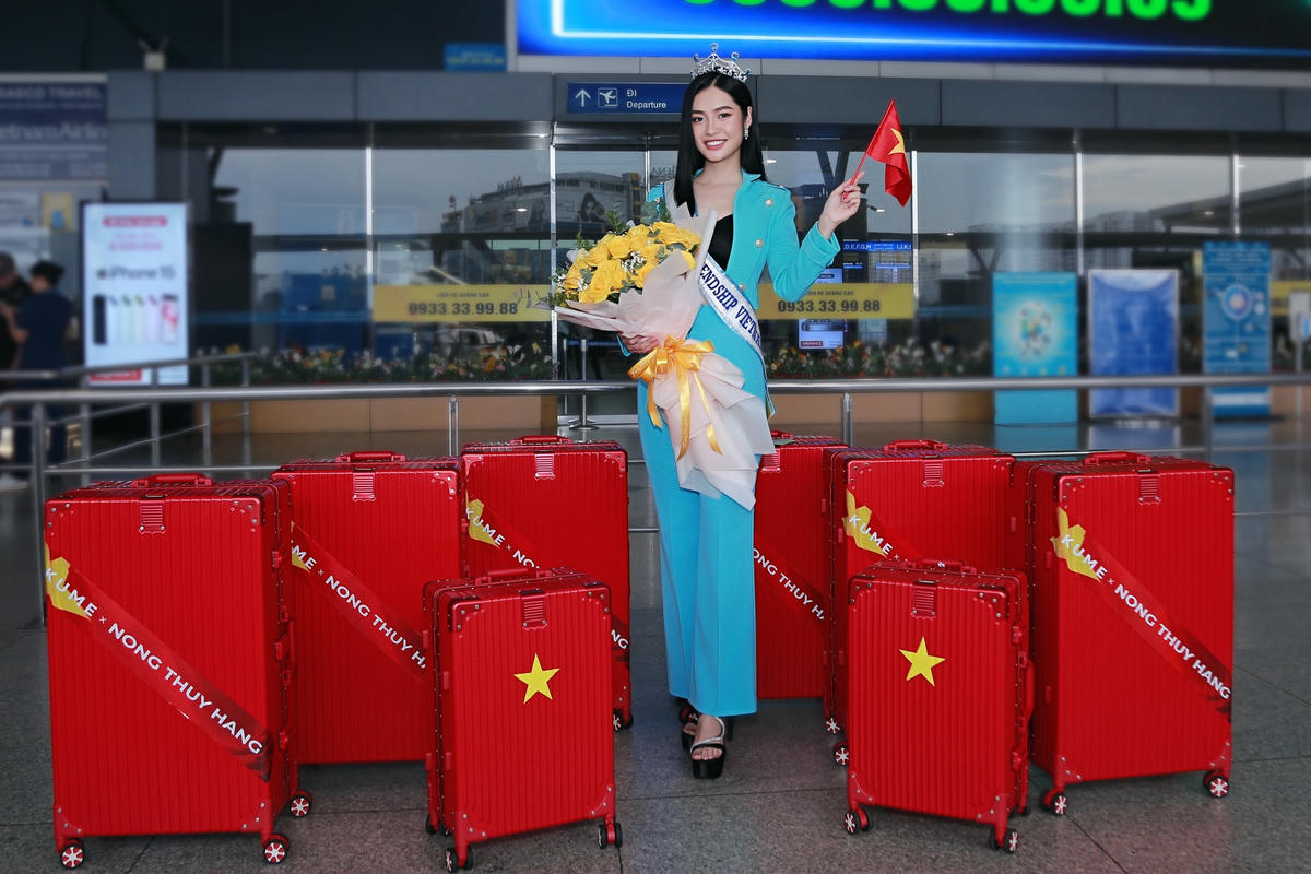 Hoa hậu Nông Thúy Hằng mang 70kg hành lý đi thi quốc tế. 