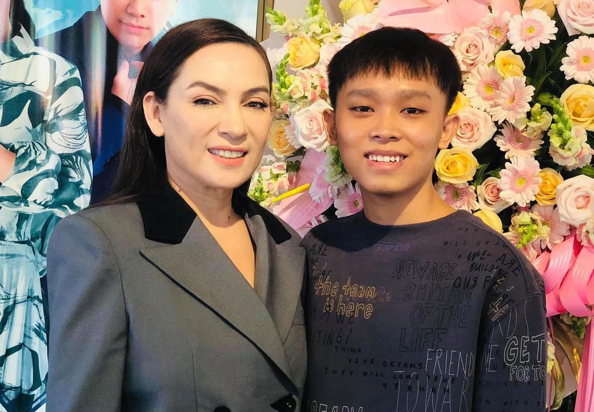 Dưới sự dìu dắt của Phi Nhung, Hồ Văn Cường dường như thoát nghèo. 