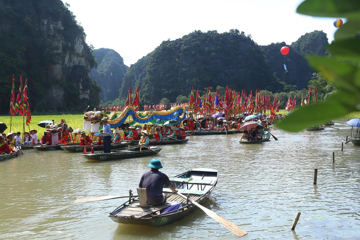 Tuần lễ du lịch Ninh Bình 2023 với chủ đề "Sắc vàng Tam Cốc-Tràng An" đã chính thức diễn ra trong không gian thiên nhiên ấn tượng, độc đáo, gần gũi và sinh động.