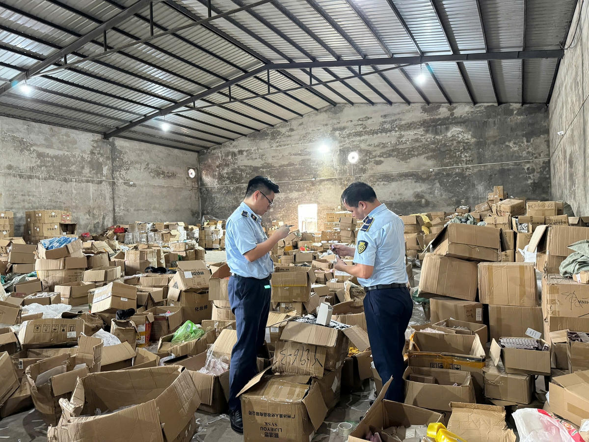 Lực lượng QLTT tỉnh Quảng Ninh kiểm tra kho hàng lậu vận hành xuyên biên giới tại khuôn viên Công ty CP Thương mại Đồng Tâm (phường Móng Cái 3, Quảng Ninh). Ảnh: QLTT Quảng Ninh