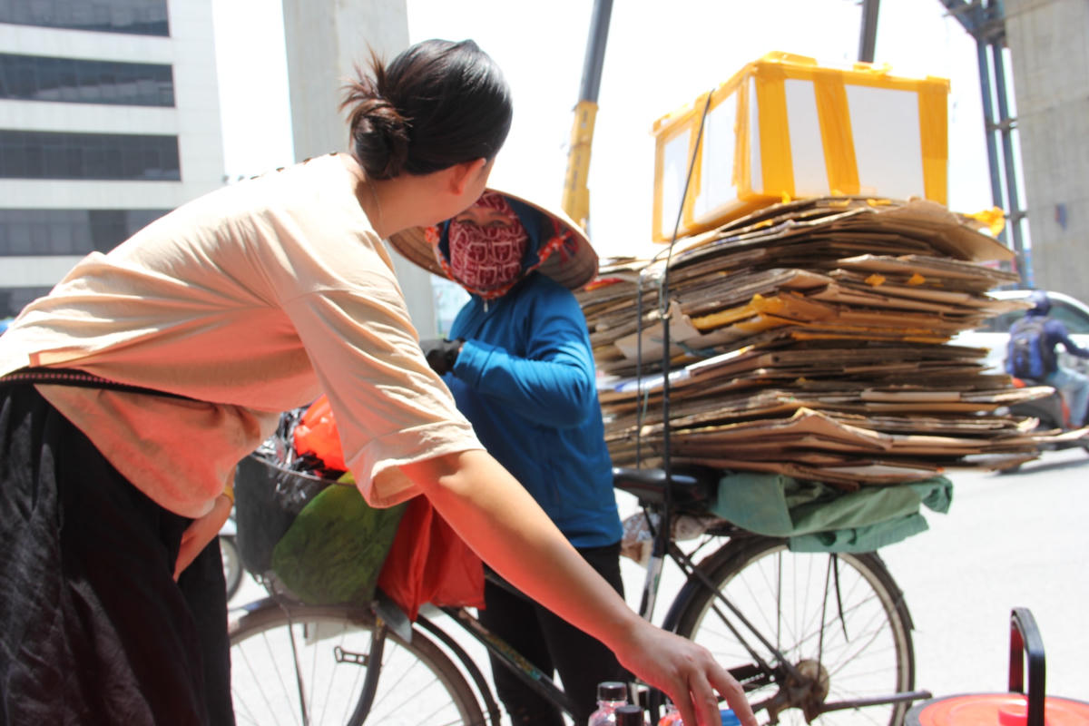  Chị Hương cho biết thêm: Điểm tặng nước của chị phục vụ mọi người dân, nhưng chủ yếu người dân lao động nghèo như: Tài xế Grap, shipper, các cô thu mua phế liệu và bán hàng rong ghé vào.