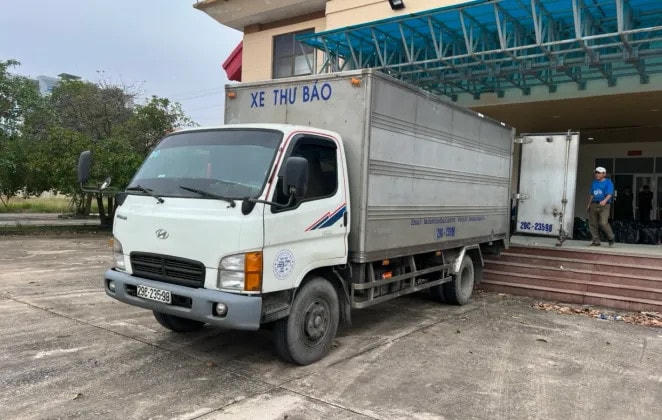 Xe tải vận chuyển 2.094 chai rượu ngoại bị lực lượng chức năng tạm giữ để tiếp tục điều tra làm rõ.