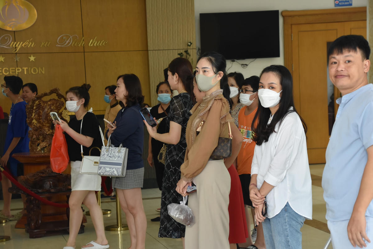 Các bậc phụ huynh đứng chờ sẵn tại sảnh khách sạn để tạm biệt con trước khi chính thức bước vào Học kì Quân đội. Tất cả đều đặt niềm tin tưởng vào Học kỳ Quân đội sẽ giúp con em mình trưởng thành và kỷ luật hơn.Chắc chắn đây sẽ là trải nghiệm không bao giờ quên cũng như mang lại những bổ ích, lý thú cho các bạn nhỏ trong mùa hè rực lửa này.Nhiều bậc phụ huynh tranh thủ dặn dò con em mình trước khi rời xa thành phố từ 7 - 9 ngày. "Dù biết con sẽ phải chịu khó, chịu khổ trong khoá huấn luyện rất khắc nghiệt này, gia đình cũng chưa từng cho con tham gia những hoạt động tương tự. Nhưng uy tín của chương trình giúp chúng tôi yên tâm rất nhiều để gửi gắm con, mong con sẽ có những thay đổi tích cực sau khi kết thúc kỳ học", một phụ huynh cho hay.Bịn rịn chia tay cha mẹ bước vào một kỳ nghỉ đầy khó khăn nhưng chắc chắn sẽ đáng nhớ với đầy những trải nghiệm mới mẻ.Chương trình rèn luyện trong quân ngũ được xây dựng dựa trên sự tương tác giữa môi trường quân đội và các em thiếu nhi, môi trường được tạo ra có các yếu tố đặc trưng là tính kỷ luật, tính tự lập, tự chủ của chiến sĩ Bộ đội cụ Hồ.Đây là hoạt động có ý nghĩa, góp phần định hướng nhân cách, giáo dục truyền thống lịch sử dân tộc của Quân đội Nhân dân Việt Nam, đồng thời sẽ trang bị những kiến thức cần thiết trong cuộc sống, rèn luyện ý chí và định hướng nhân cách, lối sống nhằm giúp cho các em tạo lập bản thân tốt nhất trong các môi trường, hoàn cảnh khác biệt.
