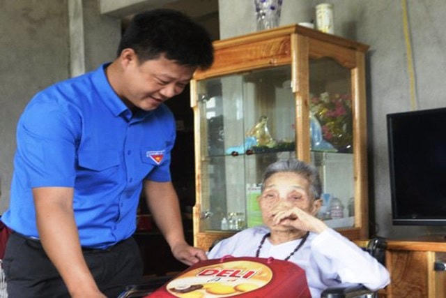 Anh Đinh Tiến Hùng - Nguyên Phó Bí thư Tỉnh đoàn Yên Bái trong một sự kiện tặng quà Mẹ Việt Nam anh hùng.