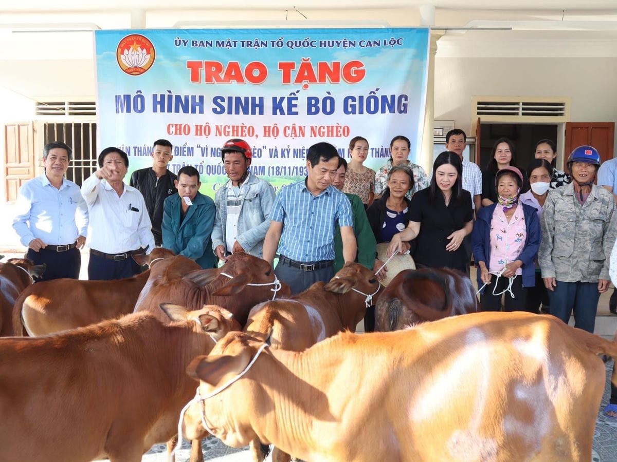 Uỷ ban MTTQ huyện Can Lộc trao tặng 16 con bò giống trị giá hơn 140 triệu đồng cho các gia đình thuộc diện hộ nghèo, hộ cận nghèo trên địa bàn toàn huyện.
