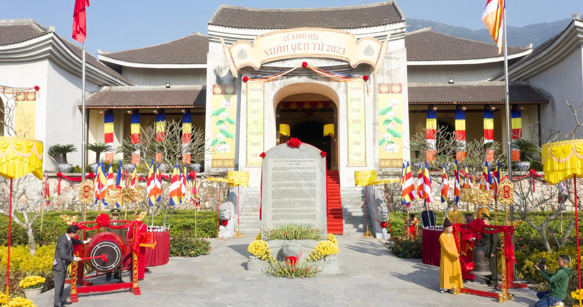 Các đại biểu tiến hành nghi lễ gióng trống, thỉnh chuông tại lễ khai Hội Xuân Yên Tử.