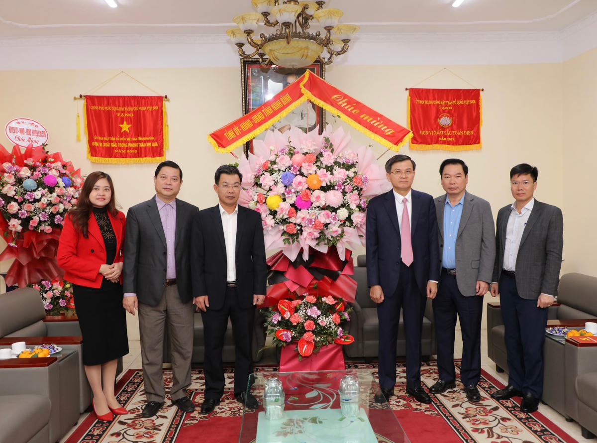Ông Đoàn Minh Huấn, Bí thư Tỉnh ủy Ninh Bình (thứ 3 từ phải sang) chúc mừng MTTQ tỉnh nhân kỷ niệm Ngày truyền thống.