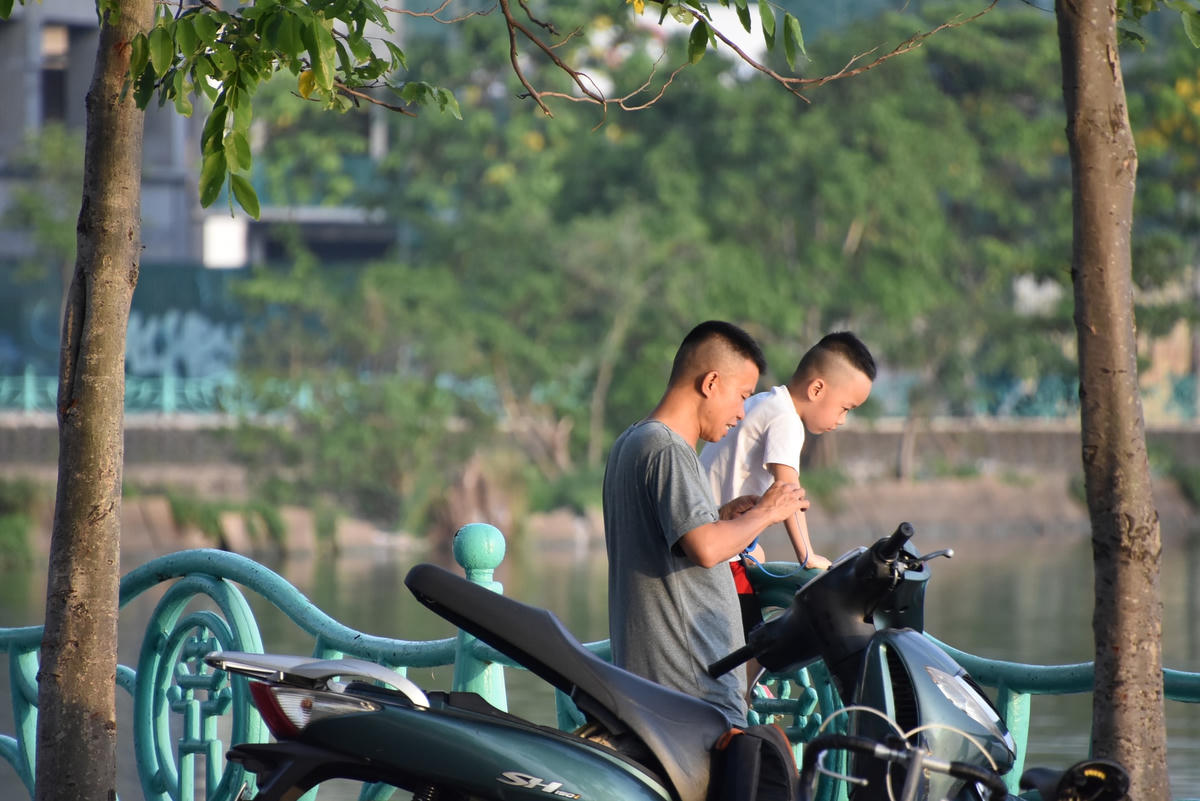 [ẢNH] Bất chấp lệnh cấm, người người vẫn nhộn nhịp tại bãi tắm tự phát tại Hồ Tây 