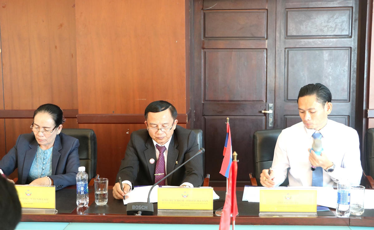 Ông Bun Hôm - Phôm Mă Sản và các đại biểu tại Hội đàm.