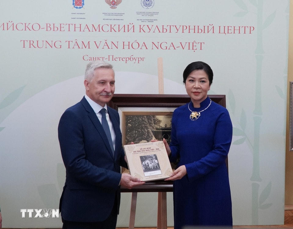 Phu nhân Ngô Phương Ly tặng bộ sách “Hồ Chí Minh với tình hữu nghị Việt-Nga” cho Trung tâm. (Ảnh: Tâm Hằng/TTXVN)